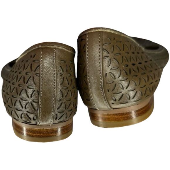 ✅EUC Vince Camuto Olive Cut-Out Loafers, Size 9 - Picture 4 of 7